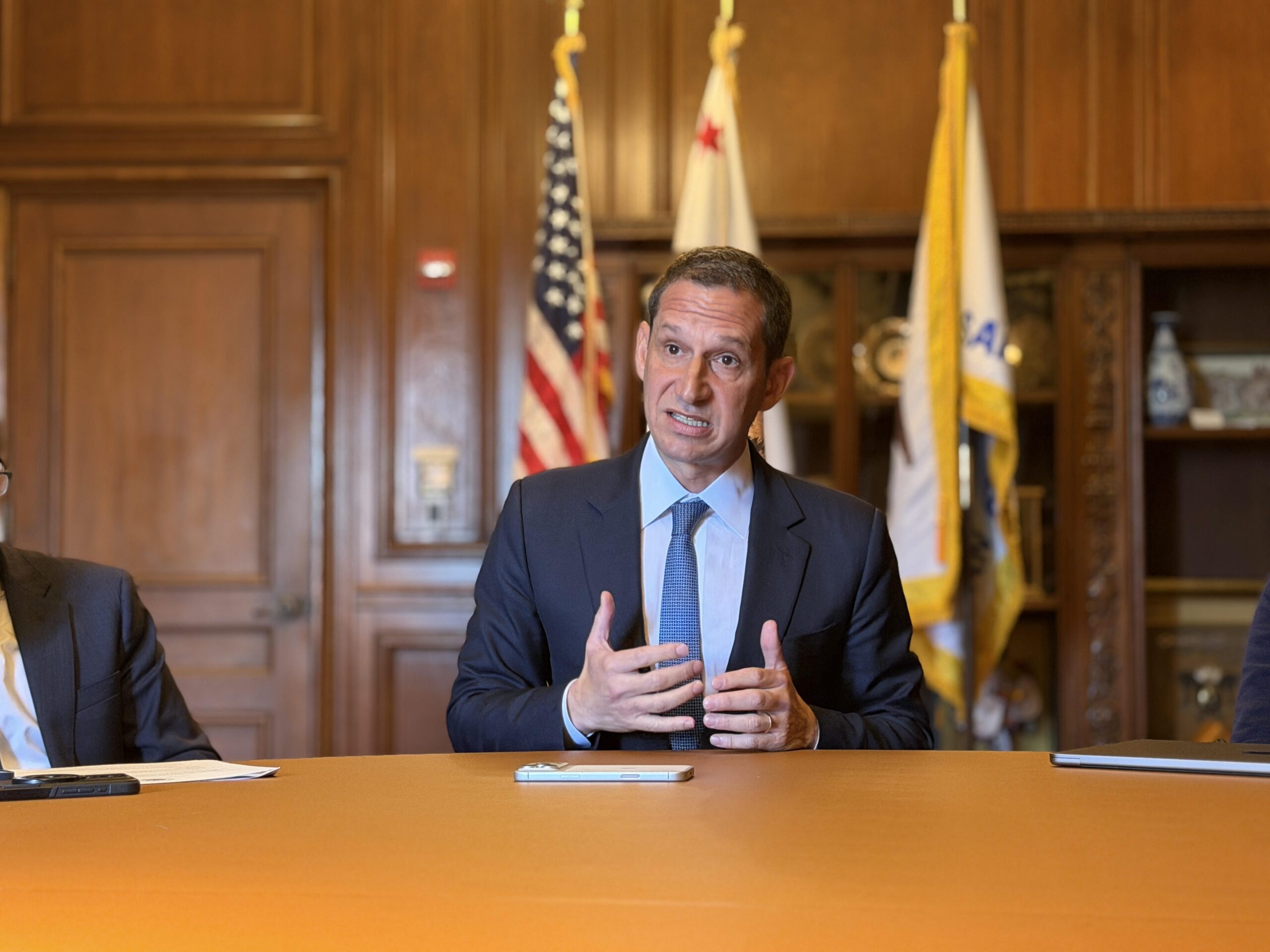 市長羅偉召開媒體圓桌會議，就公共安全、住房及預算挑戰等議題回應記者提問。記者蘇婕雅攝