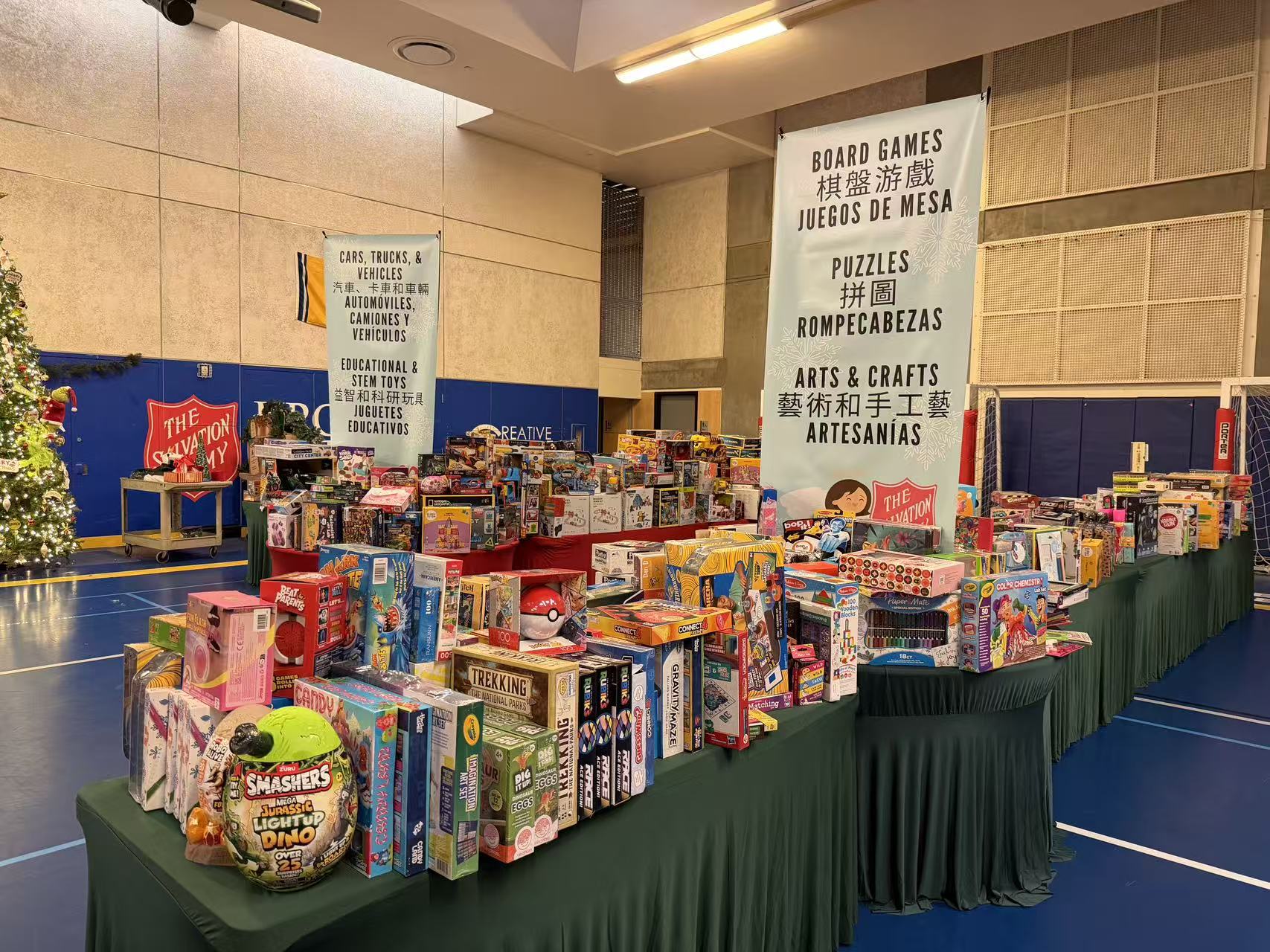 救世軍「天使樹」計劃會場設有電子玩具、益智、藝術及運動用品等分區，並以中、英、西三語標示，方便家長現場為孩子挑選合適禮物。記者蘇婕雅攝