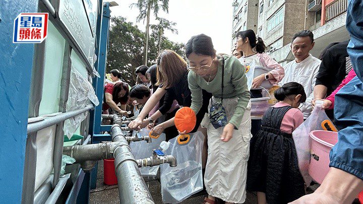 冬至斷水！上水天平邨3700戶落樓撲水 水務署搶修爭取凌晨恢復供水