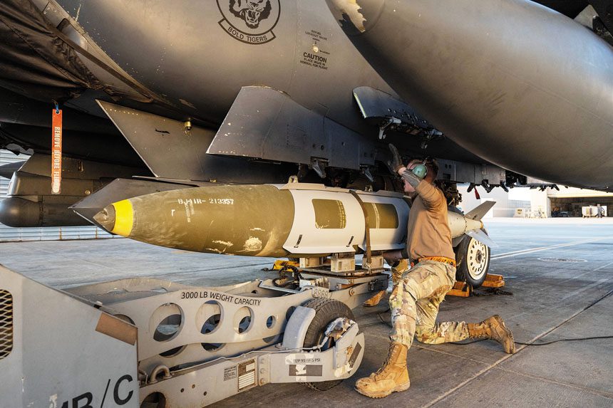 美軍對敘利亞境內數十個IS目標發動大規模空襲，圖為美軍士兵為一架戰鬥機安裝炸彈系統。路透社