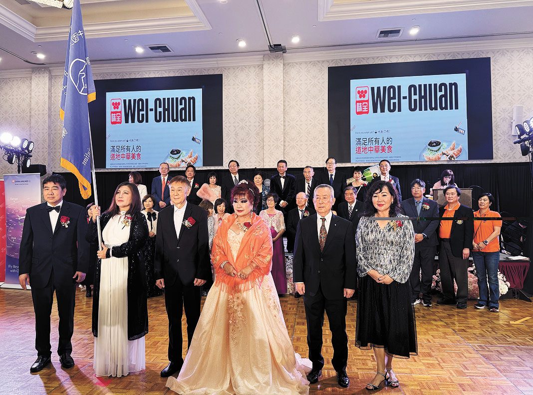 曾翔瑜（左2）高舉會旗交棒廖瓔蓮（右3）。記者陸新攝