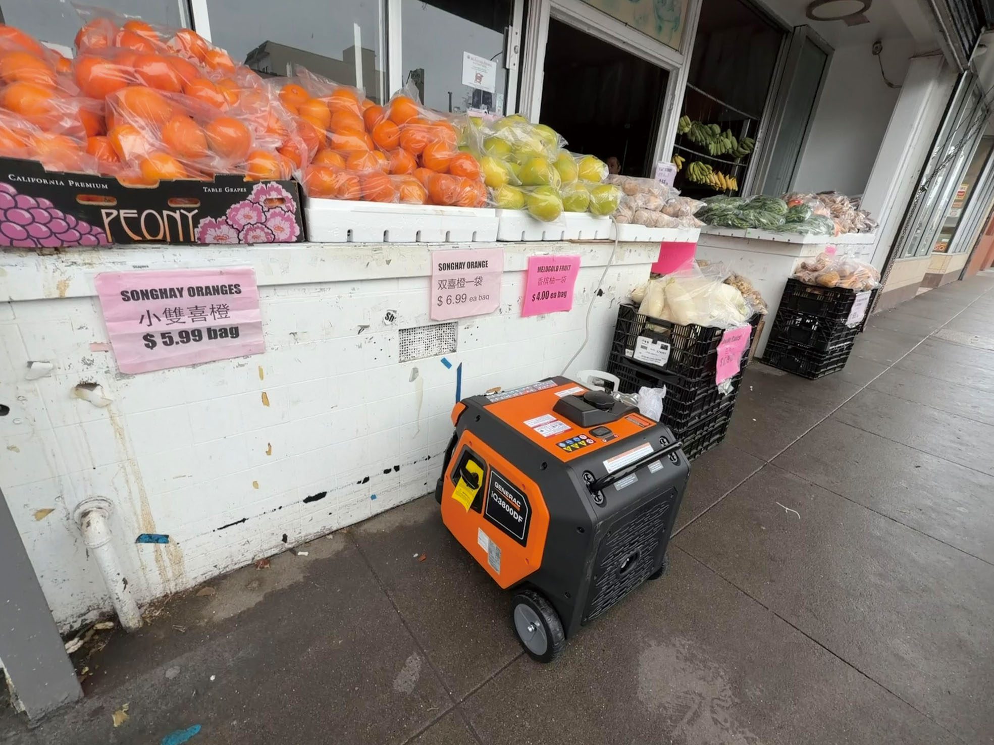 三藩市大規模停電持續，多區商戶被迫自行設法應對，一部發電機成為稀缺資源。記者蘇婕雅攝