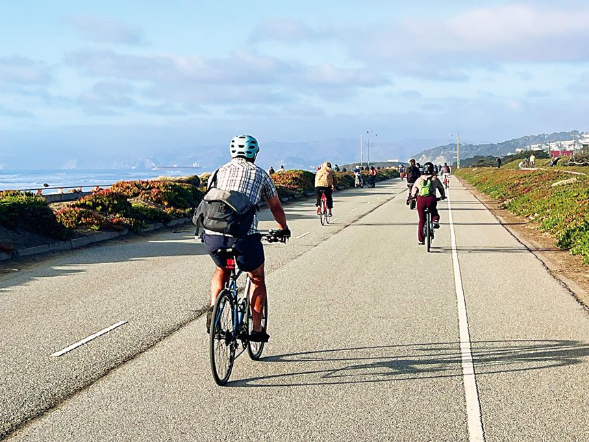 大公路關閉後，成為單車愛好者熱點。然而由此引發的交通爭議仍持續發酵。 記者陳程威攝