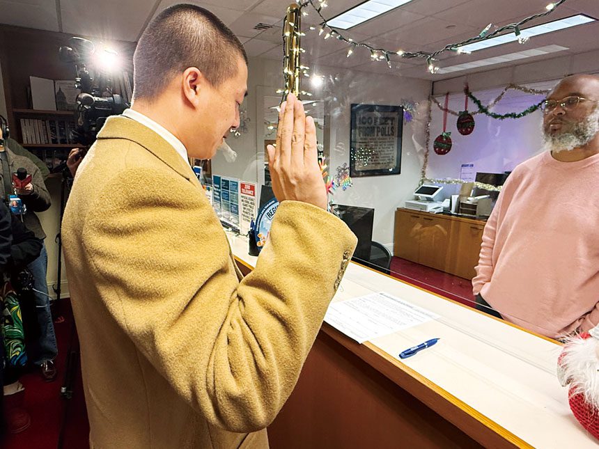 王兆倫完成宣誓手續，正式成為第四區市參事選舉候選人。記者陳程威攝