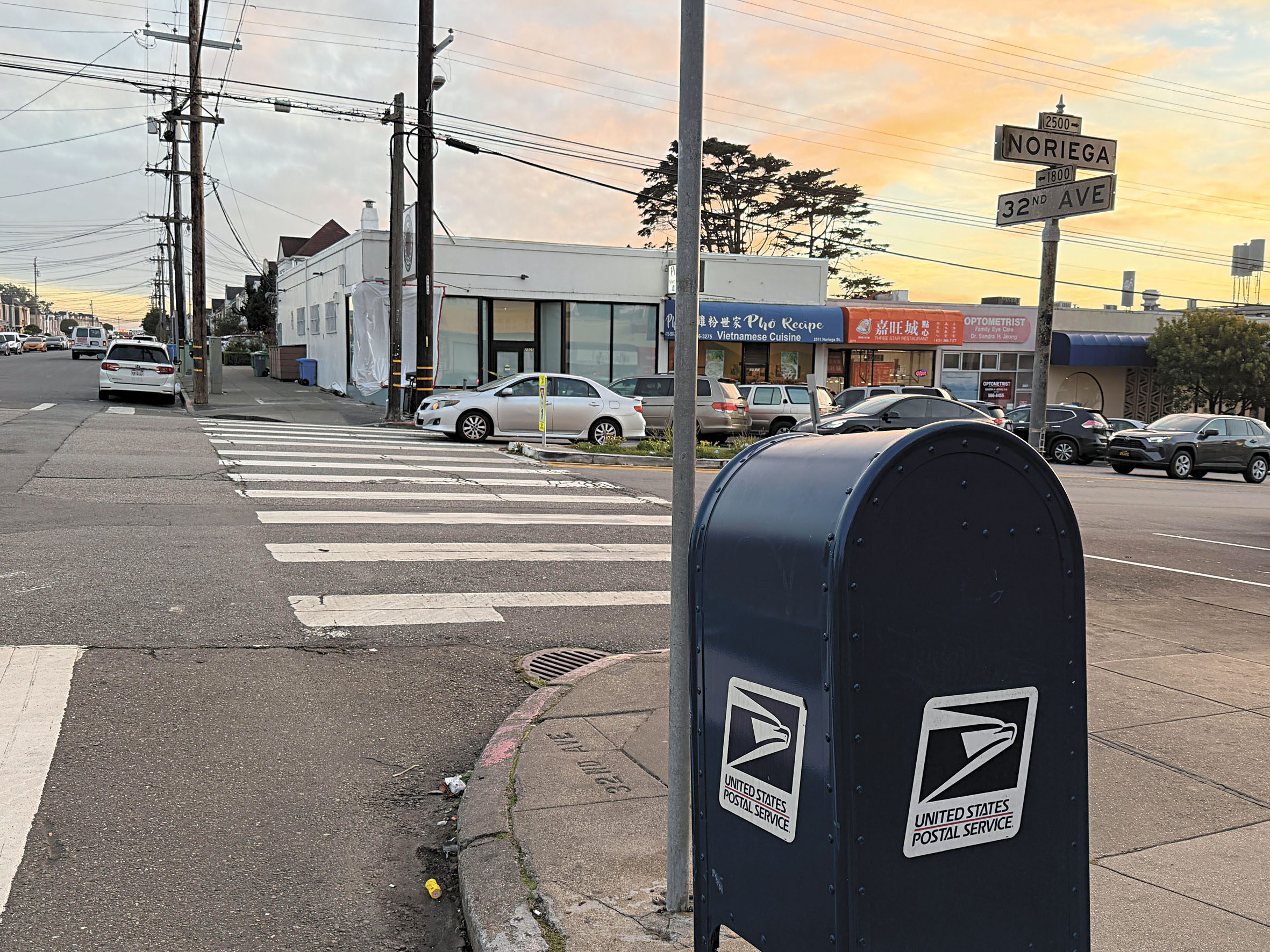 事故地點位於下坡路段的街角位置，附近設有郵政信箱與斑馬線。記者蘇婕雅攝