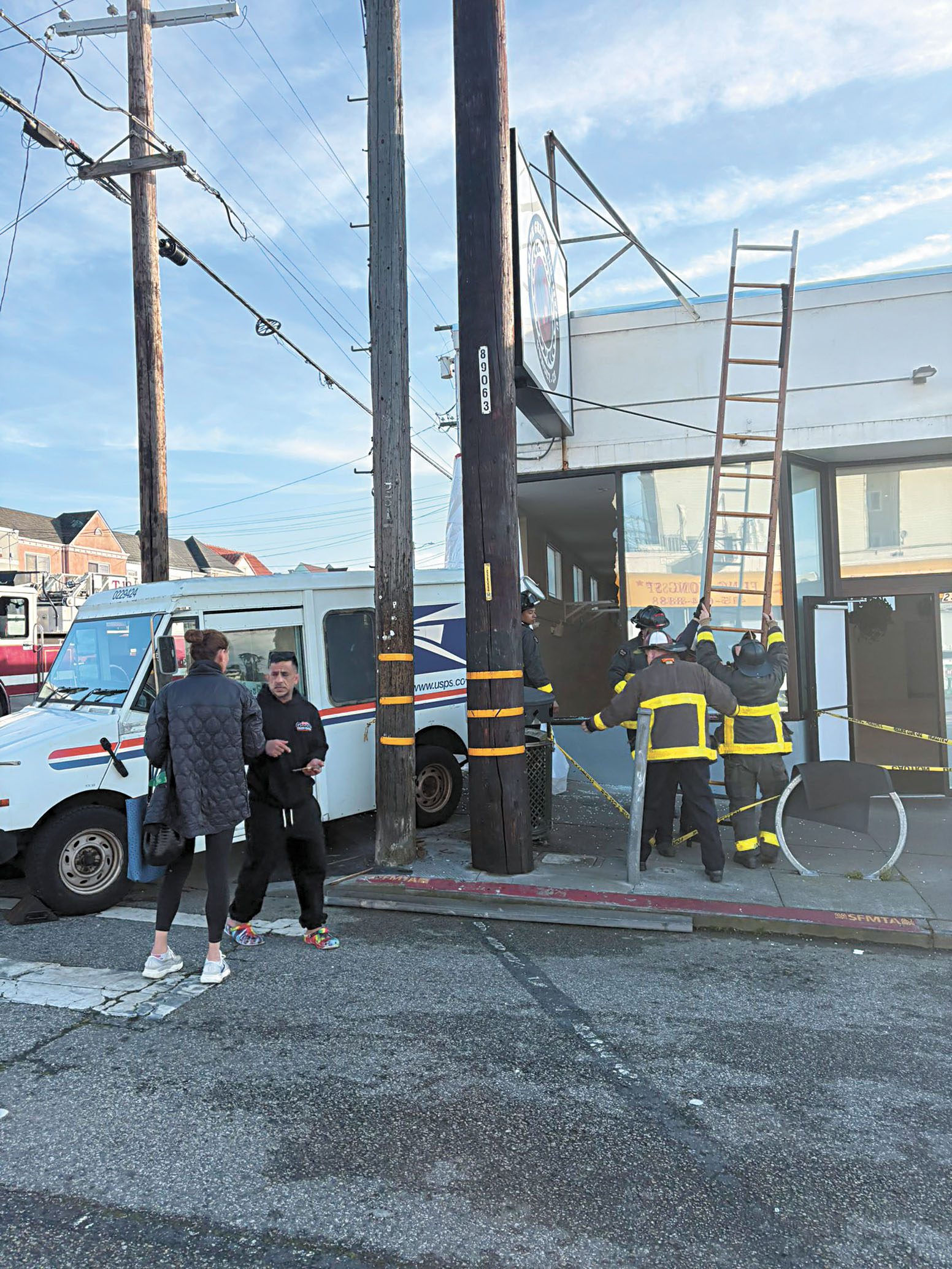 日落區Noriega街商圈某街角建築外牆遭郵政貨車撞擊後，以塑膠帆布臨時覆蓋受損位置。三藩市消防局X截圖