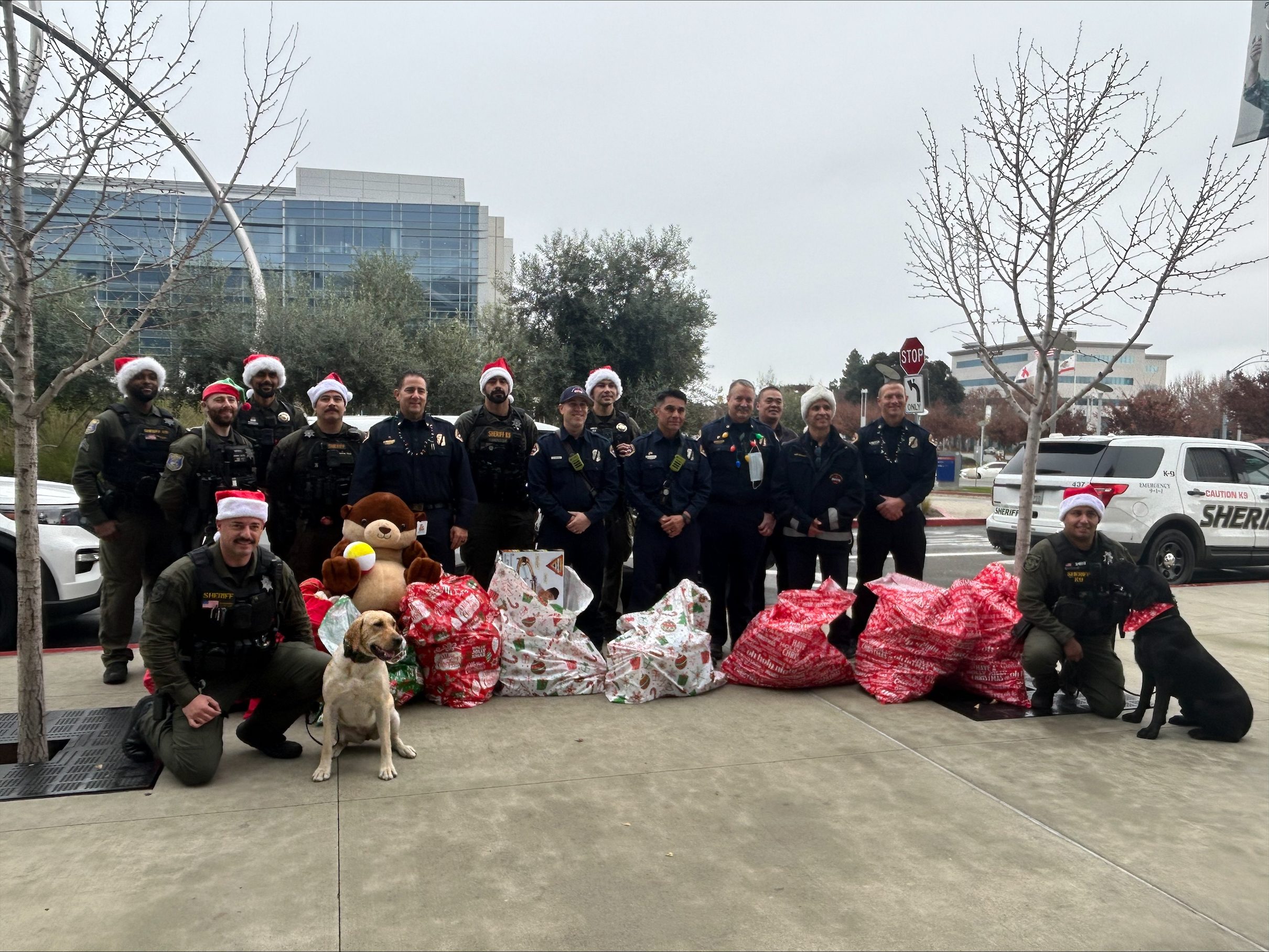 聖他克拉縣消防局（(SCCFD）和縣警辦公室給聖他克拉谷醫療中心(SCVMC))的住院小病人贈送聖誕節禮物。