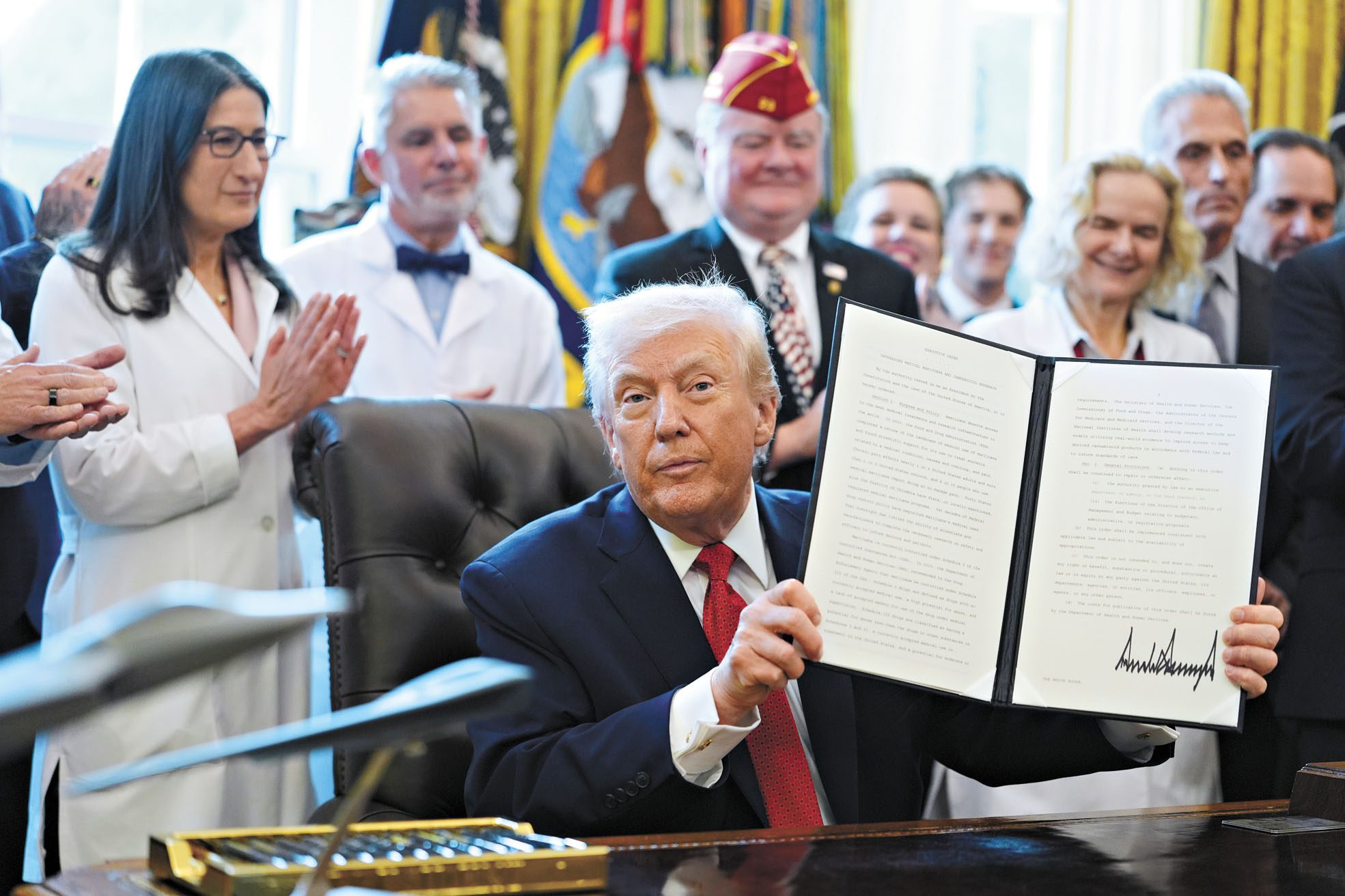 特朗普總統18日在白宮橢圓形辦公室簽署行政令，將大麻重新分類為風險較低藥物。美聯社