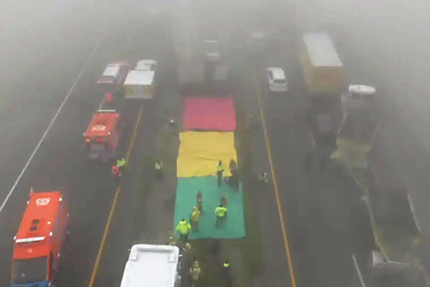 加州特有的圖勒霧令能見度大幅降低，造成本周二連環車禍。科恩縣消防局