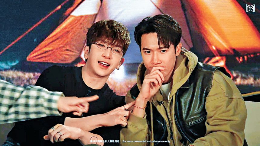 Anson Lo（左）直播時分享與家人去旅行的開心點滴。