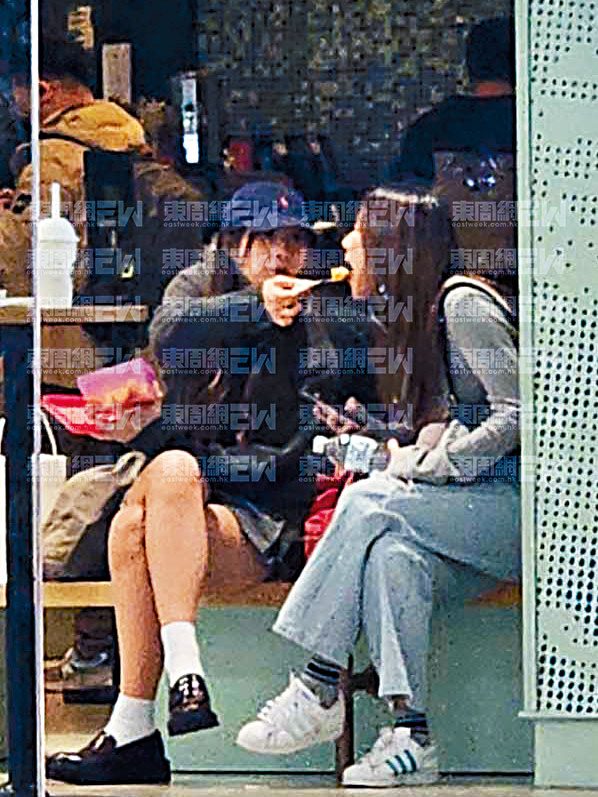 Yumi短裙晒長腿，更親手餵閨蜜食?。		（《東周刊》圖片）