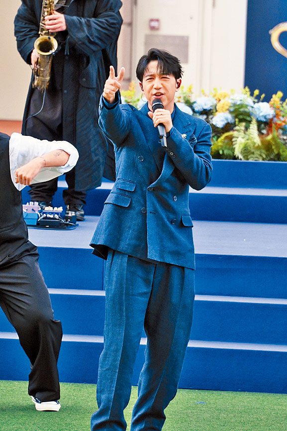 馮允謙笑言只要有時間踩場，便有信心跳舞。