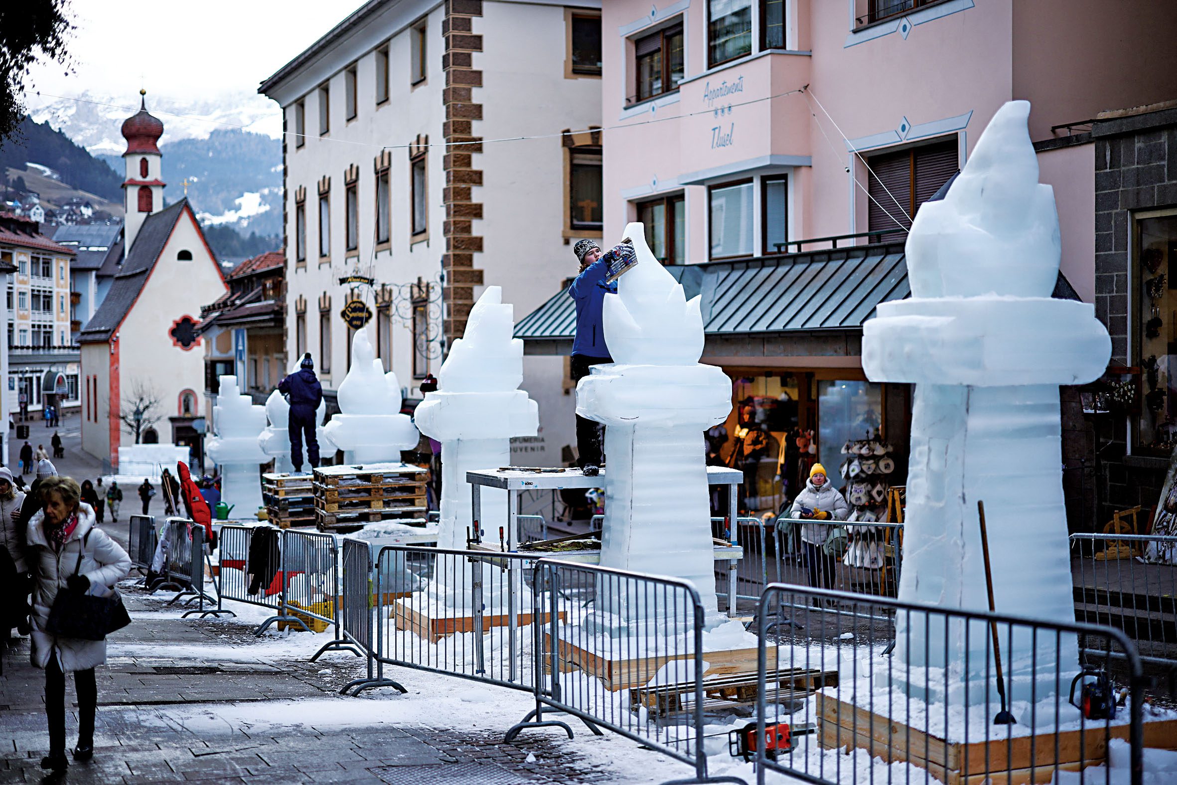 20位俄羅斯與白俄羅斯運動員獲準以獨立身分參賽。圖為雕塑家們正在製作奧運火炬造型的冰雕。路透社