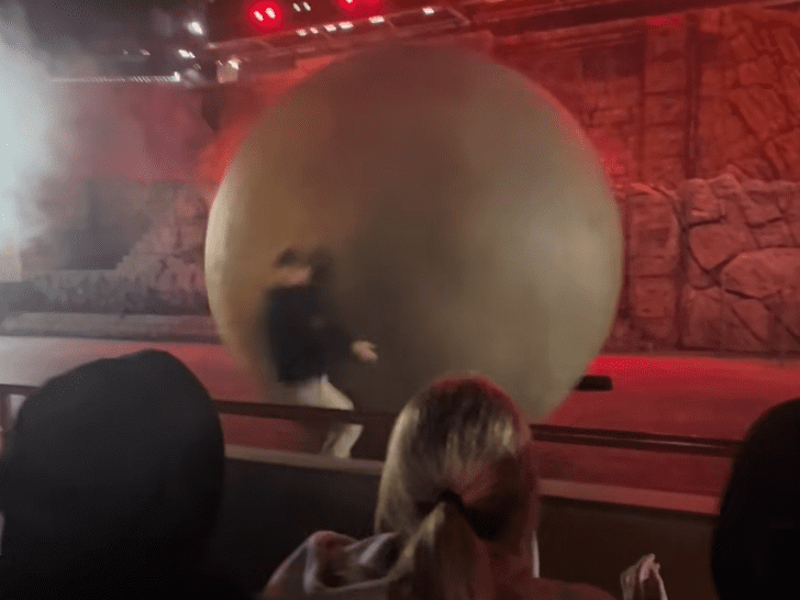 迪士尼員工肉身擋 400 磅巨石！玩命的「俄羅斯輪盤」還是最新的 4D 體驗？