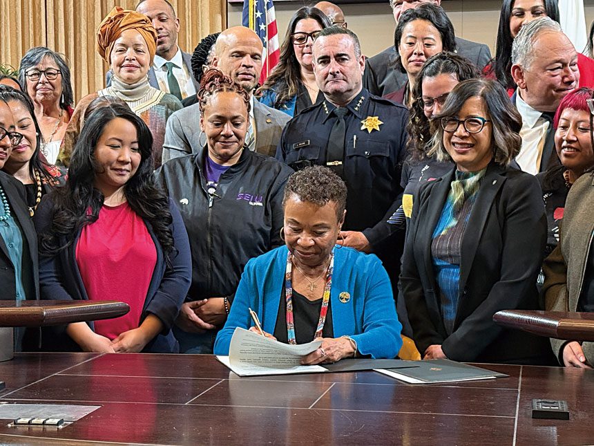 屋崙市長芭芭拉李簽署行政命令，禁ICE 使用市府資產執法，法案即時生效。記者陳程威攝