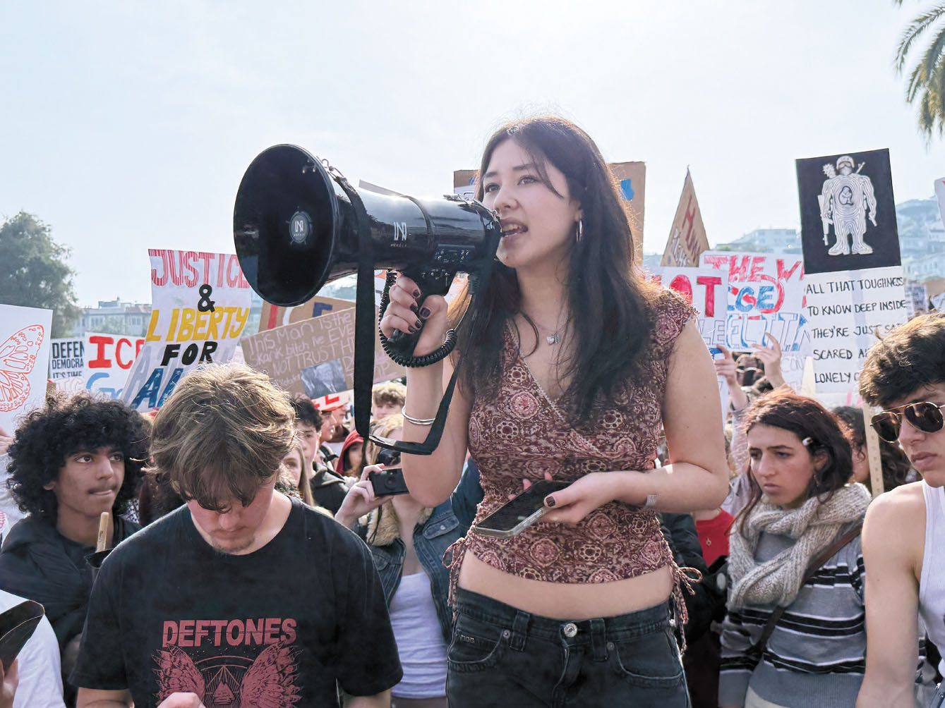 學生領袖與同學高喊口號，表示高中生不只在社交媒體表達憤怒，更走上街頭，向國家發出聲音。 記者陳程威攝