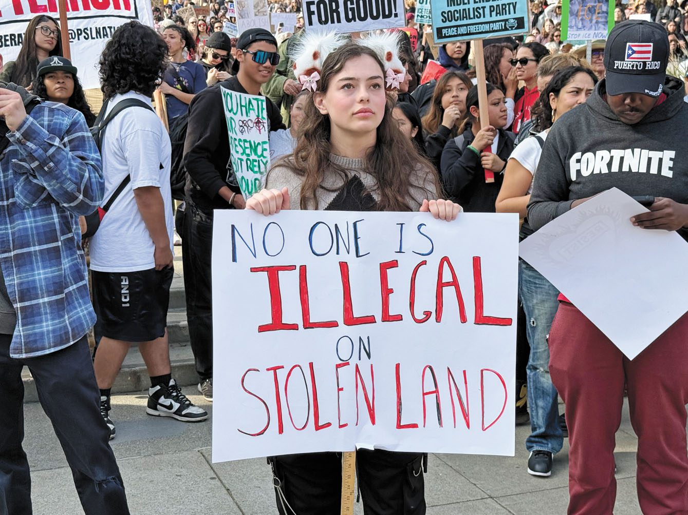 示威女學生手持標語「在被偷來的土地上，沒有人是非法的」（No one is ilegal on Stolen Land）。 記者陳程威攝