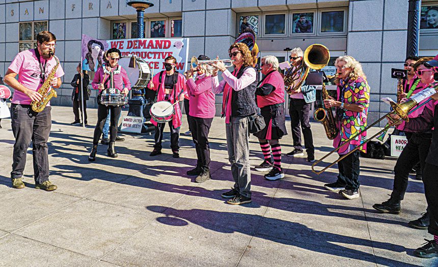 反示威活動中，Brass Liberation Orchestra 在三藩市主圖書館前以音樂聲援生育自主權。ProBonoPhoto.org / Steve Zimen攝