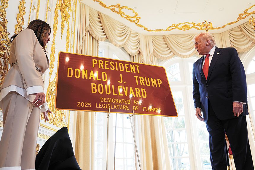 佛州眾議員溫伯格（Meg Weinberger）16日在海湖莊園向總統特朗普送上一塊「唐納德．J．特朗普總統大道」路牌。美聯社