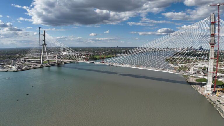 特朗普批加拿大佔美國便宜　促賠償否則禁跨國新大橋通車