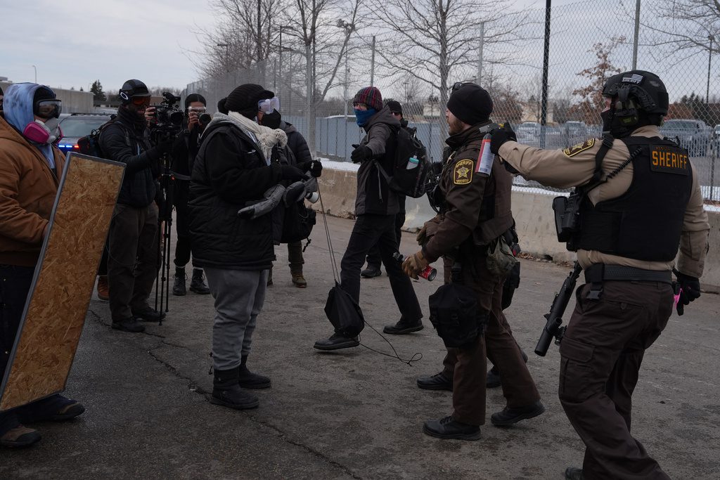「謊言與脅迫」驅逐移民家庭 美法官下令政府付費送他們返美