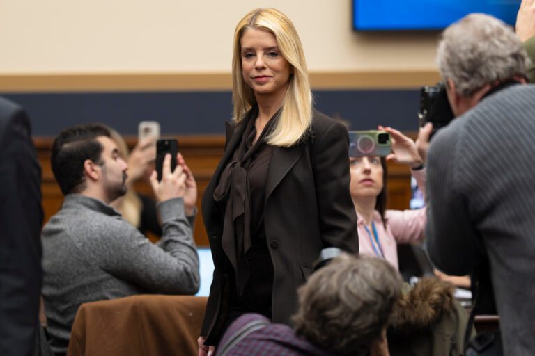 愛潑斯坦案聽證會變質 司法部長邦迪與民主黨人展開激烈罵戰