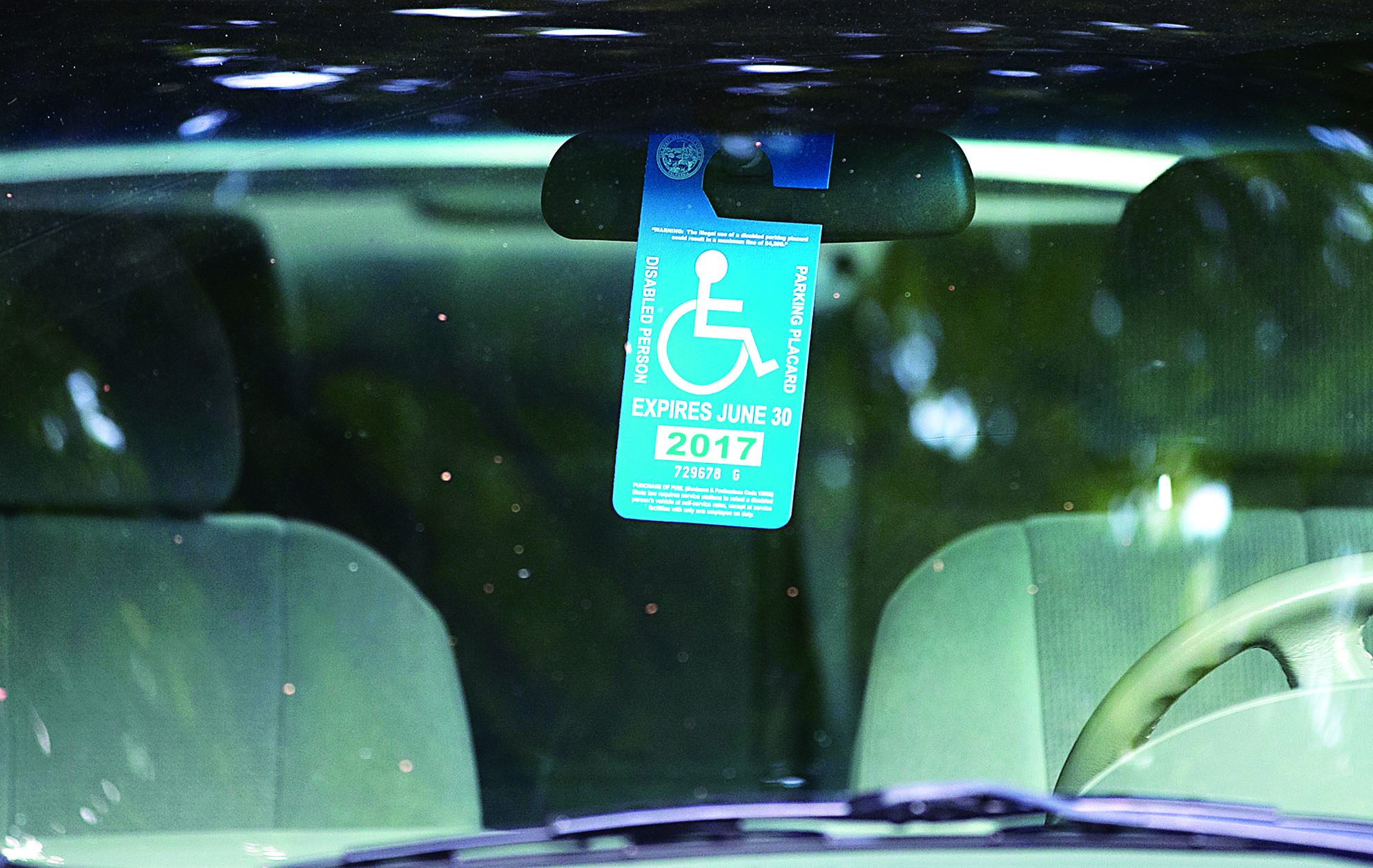 車管局大力整頓後，傷殘泊車證濫用情況大有改善。美聯社資料圖片