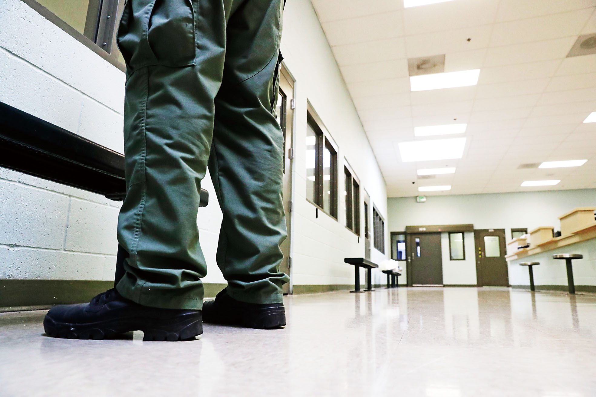 圖為聖伯納丁諾縣的阿德蘭托ICE處理中心內警衛當值。美聯社資料圖片