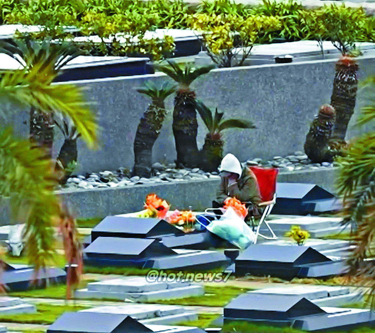 ■具俊曄在墓前翻看與大S的甜蜜片段。