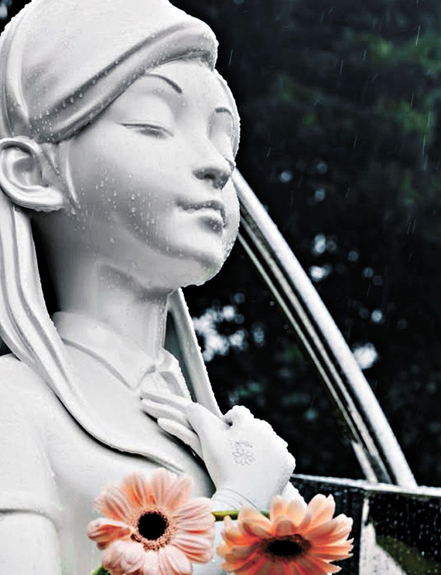 大S雕像的右手手背刻有小花，及環繞手腕的3條線圈，原來那是她與具俊曄之愛的紋身。