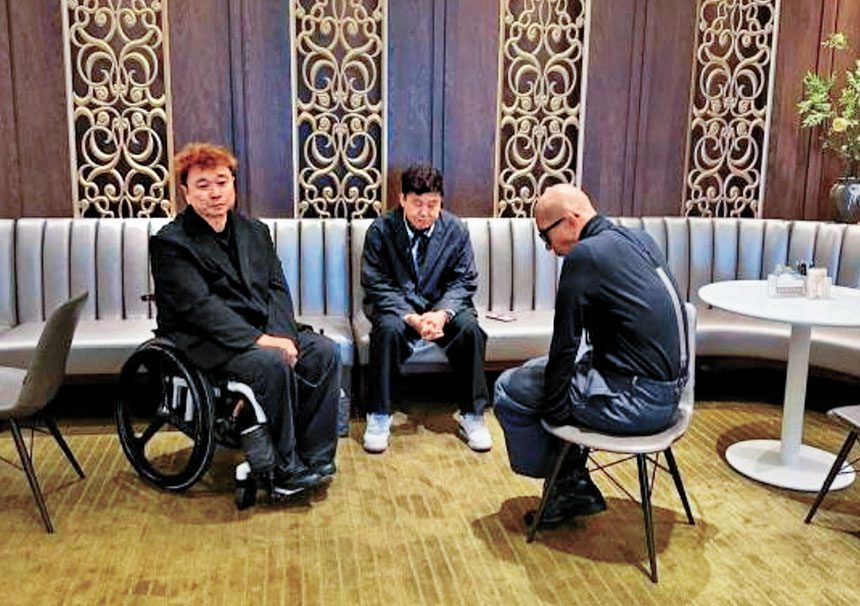 （左起）姜元來、洪祿基和具俊曄久別重逢，卻悲傷得相對無言。