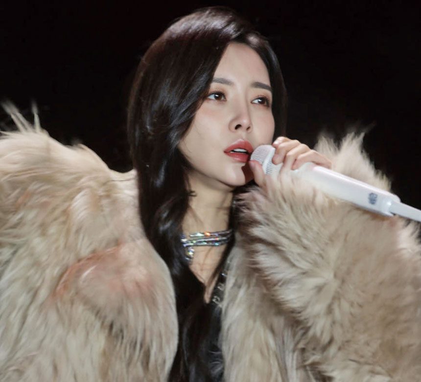 即使身體不適，于文文仍堅持在台上演出。網上圖片