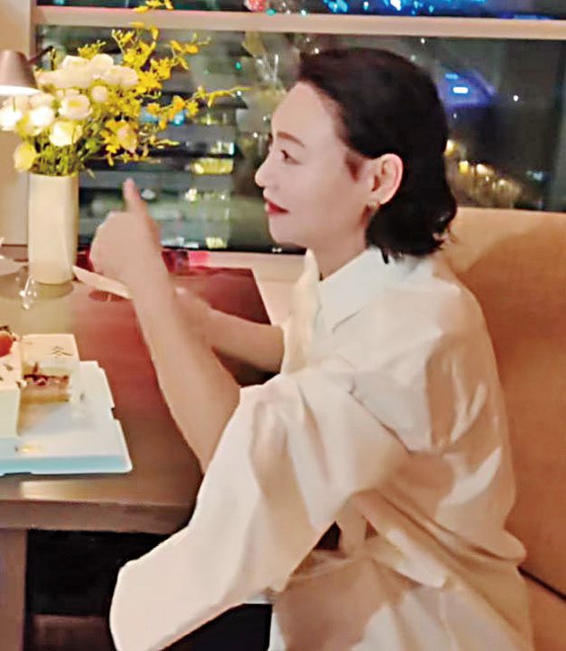 ■惠英紅豎起大拇指，表示蛋糕味道不錯。網上圖片