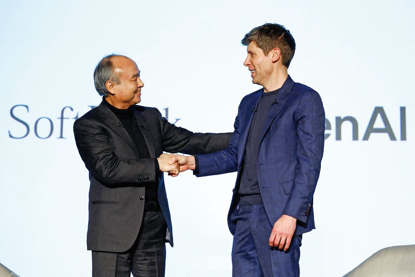 OpenAI首席執行官奧爾特曼（右）與軟銀創辦人孫正義（左）會面。本輪融資軟銀已討論追加300億美元。路透社