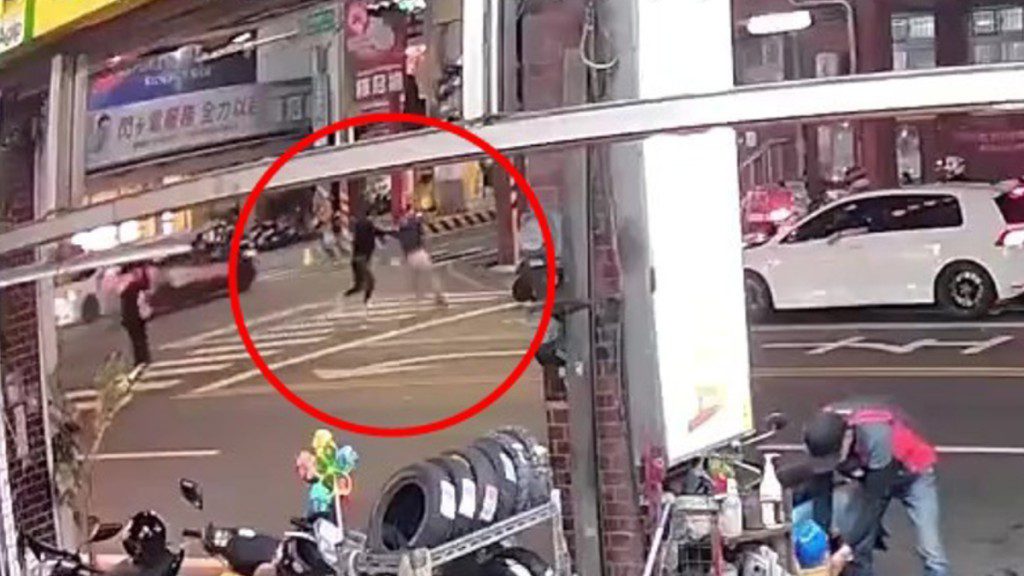 台南驚現隨機斬人狂徒！派出所前斑馬線連傷3人 一人腹部遭捅穿大量出血