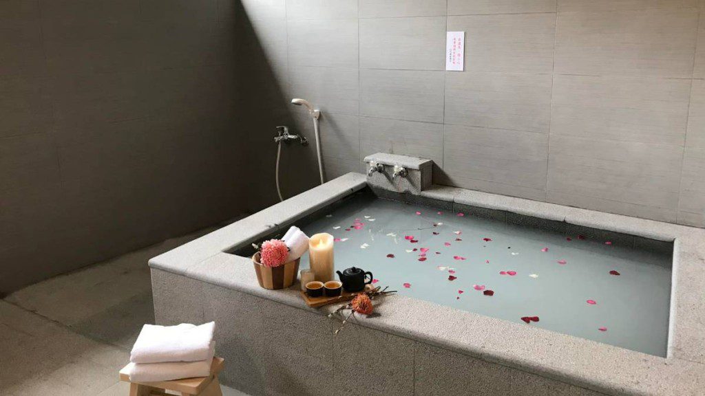 【台北溫泉驚魂】情侶湯屋雙雙倒臥！女屍泡池中 男無心跳搶救中