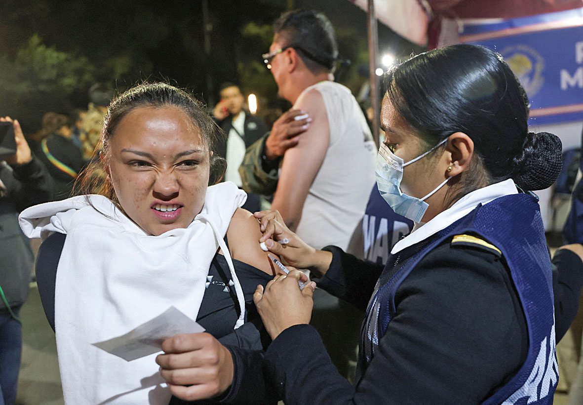 墨西哥麻疹疫情至今已造成至少28人死亡，圖為民眾在接種疫苗。路透社