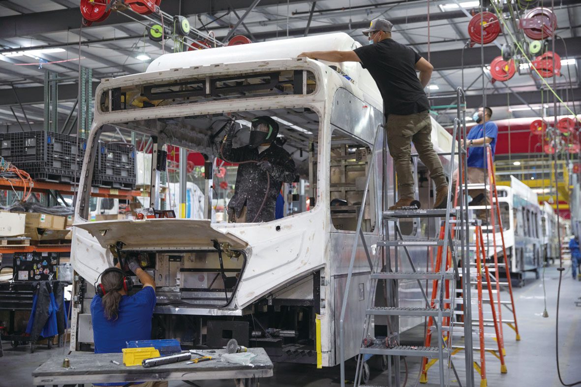 比亞迪在加州的蘭卡斯特設廠生產電動巴士。圖為工人正在組裝電動巴士。路透社資料圖片
