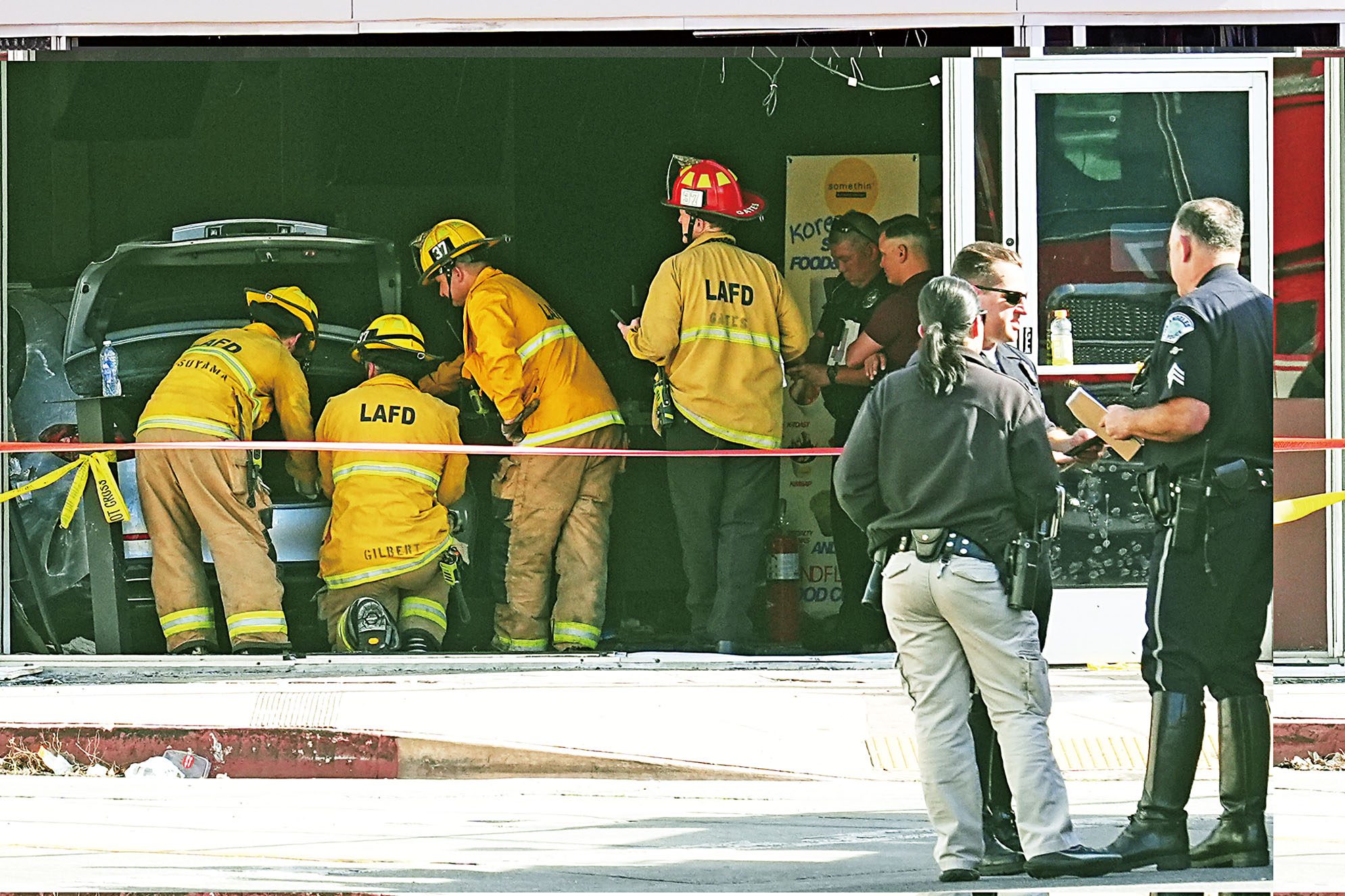 一輛汽車5日撞入西木區大華超市，造成3人死亡、多人受傷。美聯社