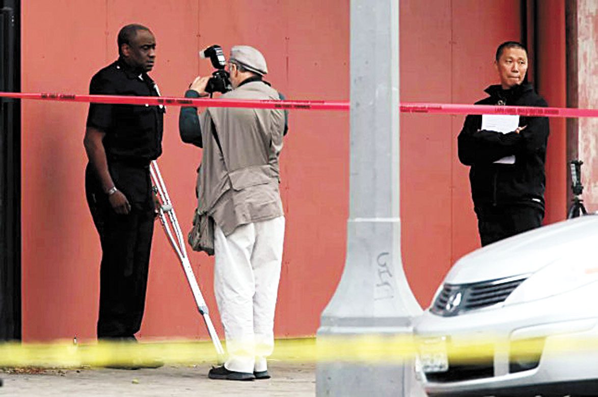 前洛杉磯警察普羅克特拄著拐杖，他於2015年在威尼斯灘執勤時開槍致人死亡。洛杉磯時報