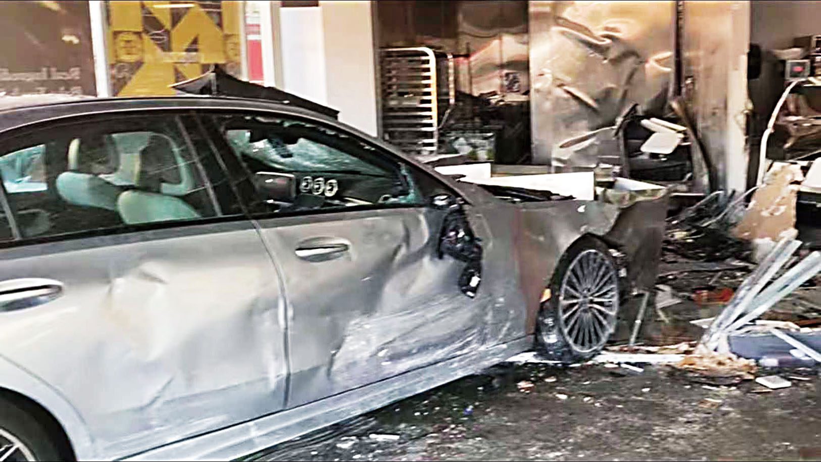 汽車衝進超市造成多人死傷。洛杉磯市消防局