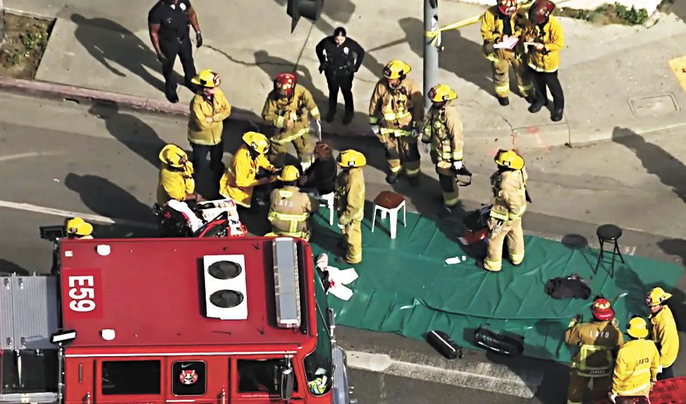 現場航拍畫面，緊急應變人員看似正在向一名女士了解情況。KTLA電視畫面