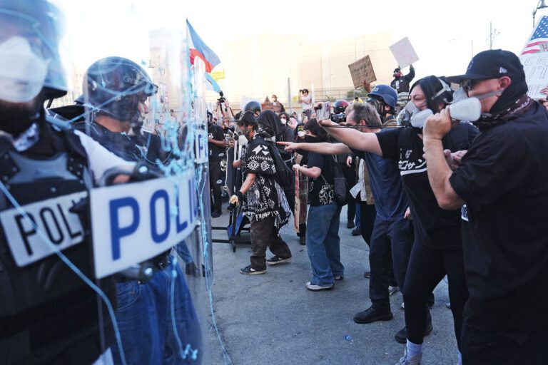 上個周末在洛杉磯市中心的都會拘留中心，抗議者與警方對峙。 美聯社