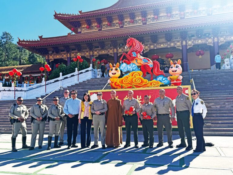 西來寺住持慧東法師（右6）與來賓在大殿新年裝飾前合影。 記者陸新攝