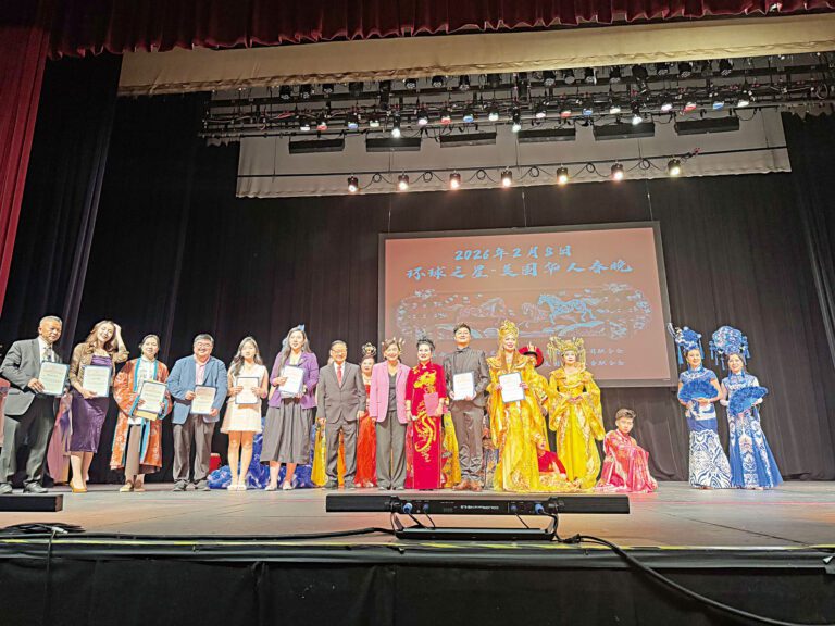 國會議員趙美心（前排右5）為張莉安（前排右4）等主辦方頒發賀狀。記者陸新攝