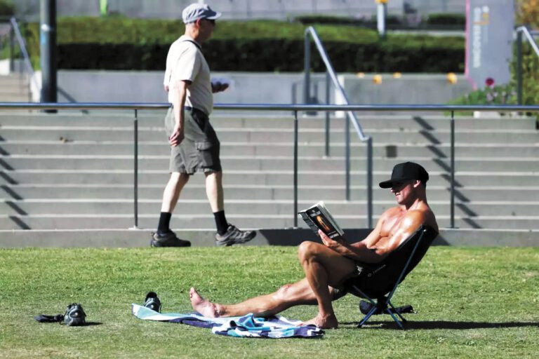 炎熱的午後，民眾在洛杉磯市中心的格洛麗亞·莫利納大公園享受陽光。洛杉磯時報