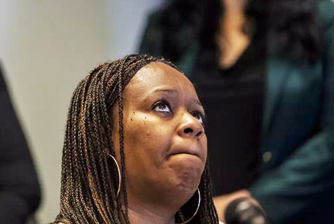 2018年10月在記者會上，湯森抬頭望向前方。洛杉磯時報