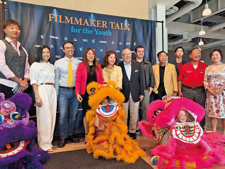 雷特拉斯（前排右四）參加羅蘭聯合學區、結合電影藝術與青少年教育的文化活動「好萊塢星光．羅蘭崗閃閃—人人都是大導演」。本報記者攝