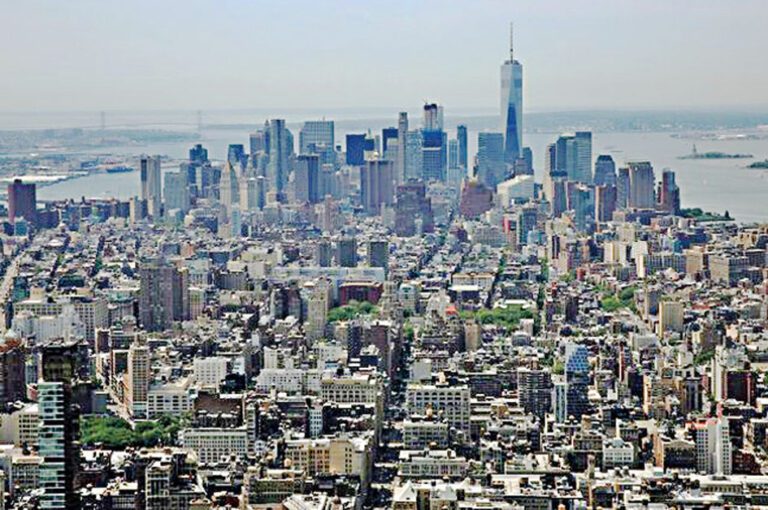 市府有權對上榜樓宇進行更頻密的檢查，發出限期整改命令，若業主未按要求維修，房屋局將直接代為施工並向房東追討費用。 路透社