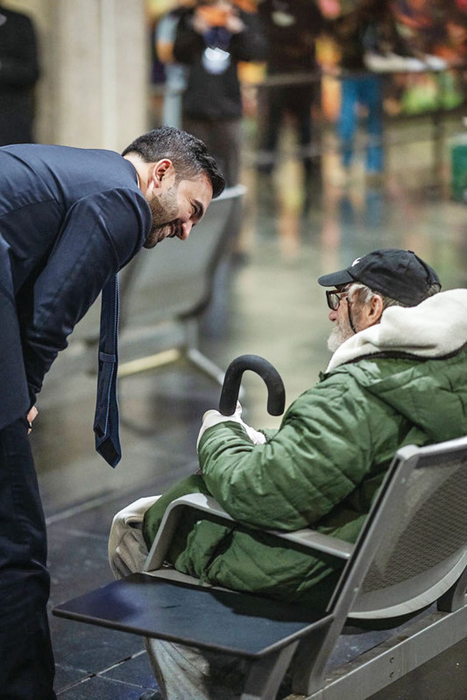 市長馬姆達尼問候來市府取暖中心避寒的老人。